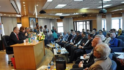 الهلالى:إعداد مسودة لمصفوفة معايير ومؤشرات المواد الدراسية.. ومراجعة مناهج العلوم والرياضيات المصرية