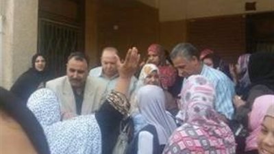 معلمات مطروح يتظاهرن امام مديرية التربية والتعليم ضد قرار عدم نقلهن