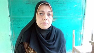عاجل.. بكاء مدرسة بدرجة معلم خبير بعد إهانتها ووضع الكلابشات فى يديها ونومها 
