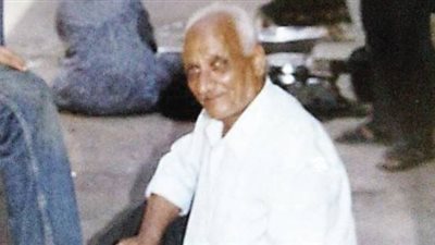 قصة معلم.. كيف تحول من مدير عام بالتربية والتعليم إلى ماسح أحذية بعد المعاش