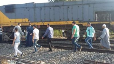 مصرع سيدتين وإصابة 3 أفراد شرطة فى حادث تصادم قطار حربى بـ