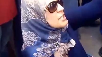 بالفيديو| الأمن يحاول فض مظاهرات المعلمين امام نقابة الصحفيين.. ومعلمة تفترش الأرض وترفض مغادرة سلم النقابة