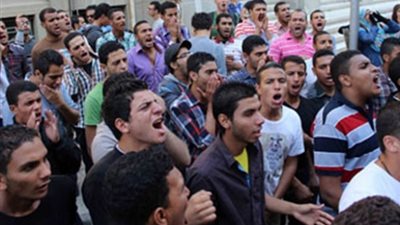 وقفة للحاصلين على شهادات فنية أمام 