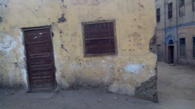 ممر سيارات يفصل بين فصول مدرسة الطود بالأقصر