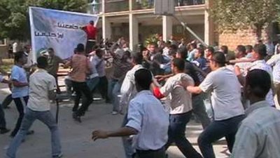 عاجل.. أولياء أمور تلاميذ الشوكا الابتدائية بسوهاج يتعدون بالشوم على المعلمين