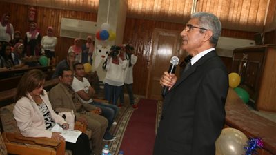 رئيس جامعة جنوب الوادي يلتقي طلاب كليات الهندسة والحقوق وطب الفم والاسنان