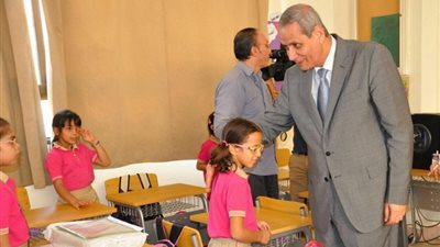 بالصور| 3 تلاميذ فقط في زيارة الهلالي وزير لمدارس بالقاهرة   