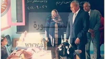 سابق عصره وأوانه.. محافظ السويس يتفقد العملية التعليمية بأحد المدارس وتاريخ اليوم على السبورة 2016/9/27.. أين العلم يا أصحاب العلم!!