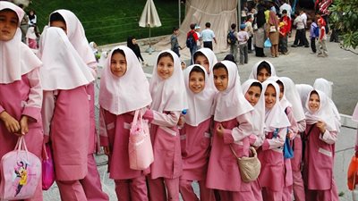 مشادة كلامية بين معلمة وولية أمر طالبة بسبب 