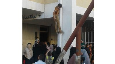 تلاميذ المنصورة يتسلقون المواسير للجلوس علي التختة الاولي ..انت فين يا ضلالي 