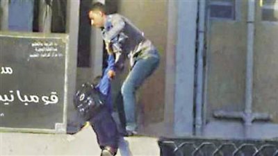 صورة اثارت الفيس بوك..أب يقفز بنجله من السور لحجز التختة الاولي 