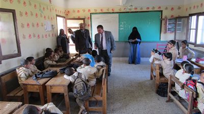 إحالة مدير مدرسة وموجه وعامل بالفيوم للشئون القانونية بسبب الاهمال وتواجد 