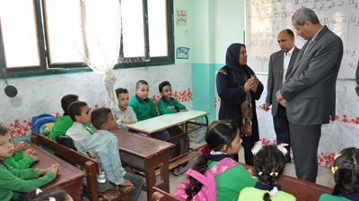   الهلالى : يستمع الي شرح عملى من المعلمة ويقرر صرف نصف شهر لها