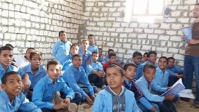 نكشف حقيقة افتراش طلاب مدرسة بالمنيا الأرض أثناء الحصص  