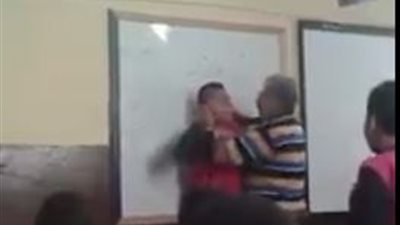 بالفيديو| معلم يتشاجر بالأيدى مع طالب داخل الفصل 