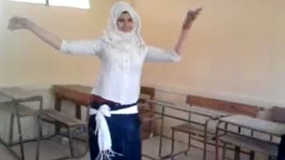 بالفيديو| وصلة رقص شرقى لطالبة داخل احدى الفصول.. والتربية والتعليم على وحدة ونصف