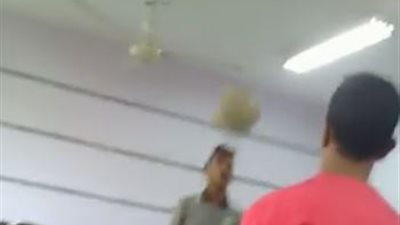 بالفيديو| طلاب يلعبون الكرة داخل فصل بمدارس الجيزة 