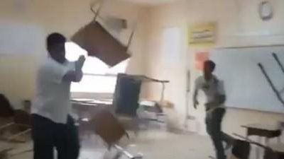 عاجل.. طالبان يعتديان على مدرس ويكسران إصبعه.. والتعليم تفصلهما أسبوعين فقط