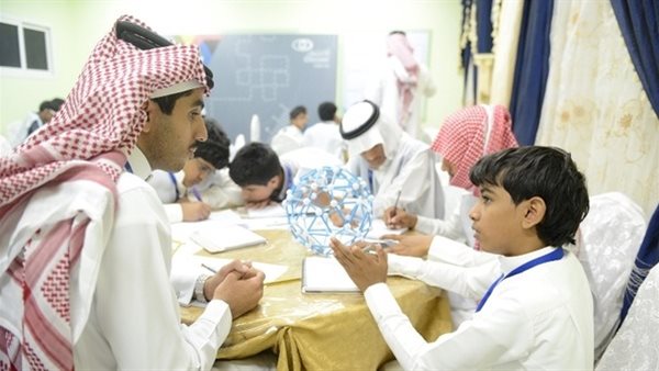 معلم سعودي مع طلابه