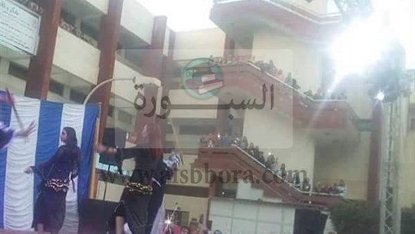 اثناء الاحتفال رقص