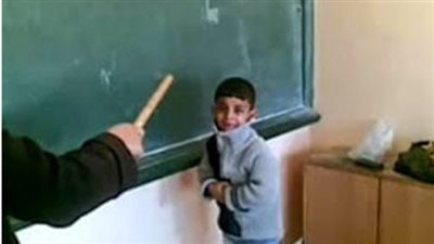 التعليم :احالة معلم تعدي علي طالب بمدرسة النهضة بالقاهرة للتحقيق