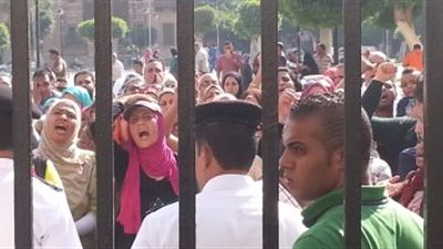 تظاهر العشرات من أولياء أمور وتلاميذ مدرسة الوسام بالجيزة أمام 