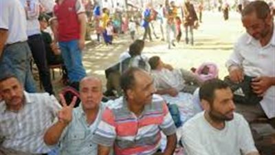 شاهد| كيف استطاع المعلمين إغلاق عدد من المحلات التجارية بالقرب من إحدي الإدارات التعليمية.. وهروب جزار رافع اللحمه المعروضه علي ظهره