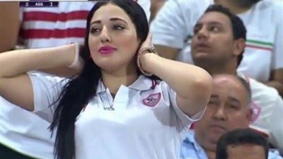 بالصور ..تعرف علي شبيهة صافيناز حسناء مباراة الزمالك وصن دوانز 