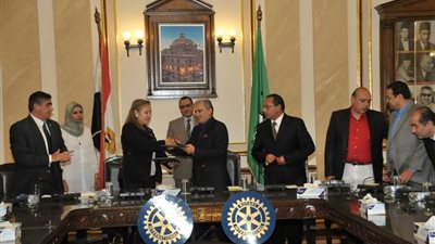 بالصور.. جامعة القاهرة توقع بروتوكول تعاون تنفيذي مع إتحاد أندية الروتارى فى مجالات تنمية مهارات الشباب