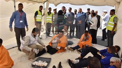 الدسوقي يشهد سيناريو طوارئ لتحطم طائرة بمطار أسيوط الدولي