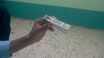 فضيحة.. معلمة بالأقصر تجبر التلاميذ على تقليم أظافر قدميها