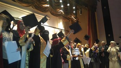 بالصور| جامعة عين شمس تحتفل بتخرج الدفعة الثانية من طلاب دبلوم 