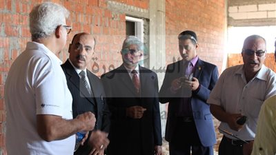 رئيس جامعة جنوب الوادي يتفقد مراحل انشاء مستشفى الطوارئ الجديد