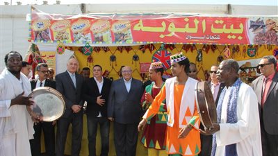 بالصور.. افتتاح معرض مستلزمات الطلاب والعاملين بجامعة عين شمس