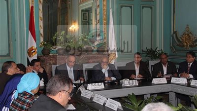 جامعة عين شمس تناقش آليات تطوير العمل الإداري بها