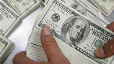  الدولار يحقق 100 قرش زيادة في سعر البيع بالبنوك ويسجل 17.25 جنيها.. ومد ساعات العمل بالبنوك حتى التاسعة مساءًا