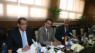 جلسة لصياغة توصيات الملتقى الإبداعي الثامن عشر بجامعة جنوب الوادى