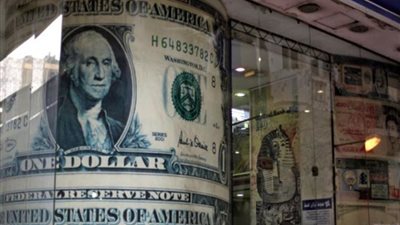 تراجع الجنيه بعد تعويمه أمام الدولار.. ووصله لسعر السوق السوداء