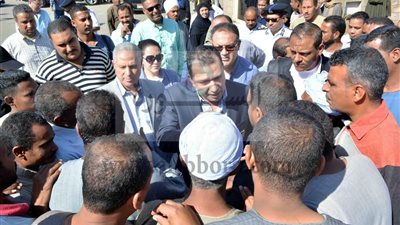 محافظ الاقصر ومدير الامن يتابعان التزام المواقف بتنفيذ التعريفة الجديدة