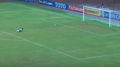 بالفيديو| إيقاف حارس مرمى لمدة عام.. تلقى أغرب هدف في تاريخ  الساحرة المستديرة!