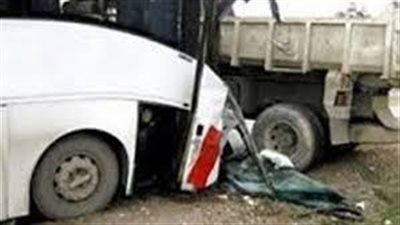 اصابة 21 طالب ووفاة 3 اشخاص نتيجة حادث تصادم اتوبيس مدارس بطريق السويس