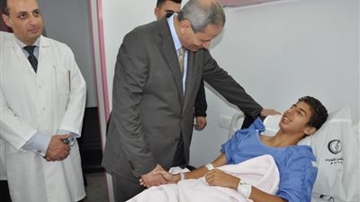 بالصور.. الهلالى فى مستشفى الكهرباء لزيارة الطلاب المصابين بحادث أتوبيسات الشروق 