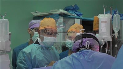 رئيس جامعة جنوب الوادى يتفقد أعمال الوفد الطبى الهولندى بمستشفى قنا الجامعى