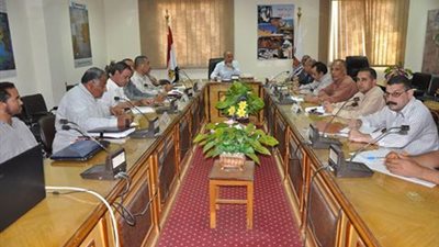 محافظ الوادي الجديد ... يناقش ما تم تنفيذه من إجراءات احترازية ضد السيول