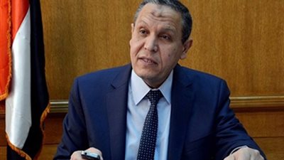 محافظ السويس يحيل مديرى إدارة ومدرسة للتحقيق لاتهامهما بالتسبب فى بتر إصبع طالب 