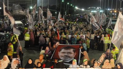 العشرات يتظاهرون  في الإسكندرية للمطالبة برحيل 