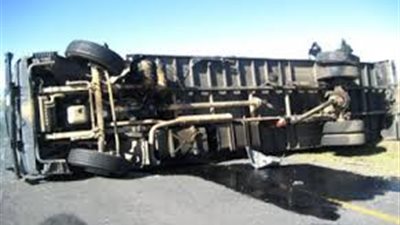 انقلاب مقطورة بطريق السويس بسبب سوء الاحوال الجوية