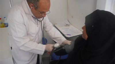 الكشف على 1387 مريض في قافلة طبية بقرية التضامن بالبداري
