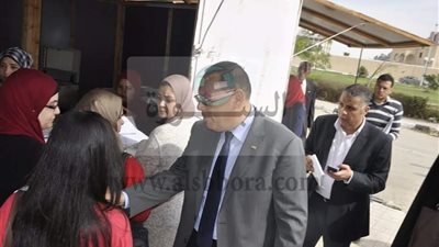 رئيس جامعة القناة يغلق كشك تصوير لبيعه أعلى من السعر المقرر