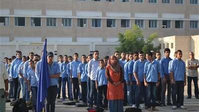 هل من حق مدير المدرسة الشطب على من لا يحضر طابور الصباح وجاء بعد انتهائه؟